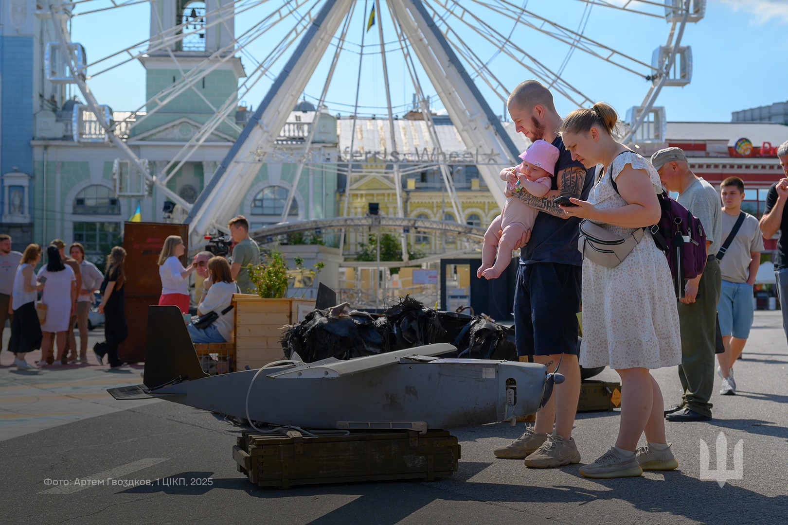 У Києві презентували фотовиставку-інсталяцію «Часів Яр. Вогнетривкі» - фото 5