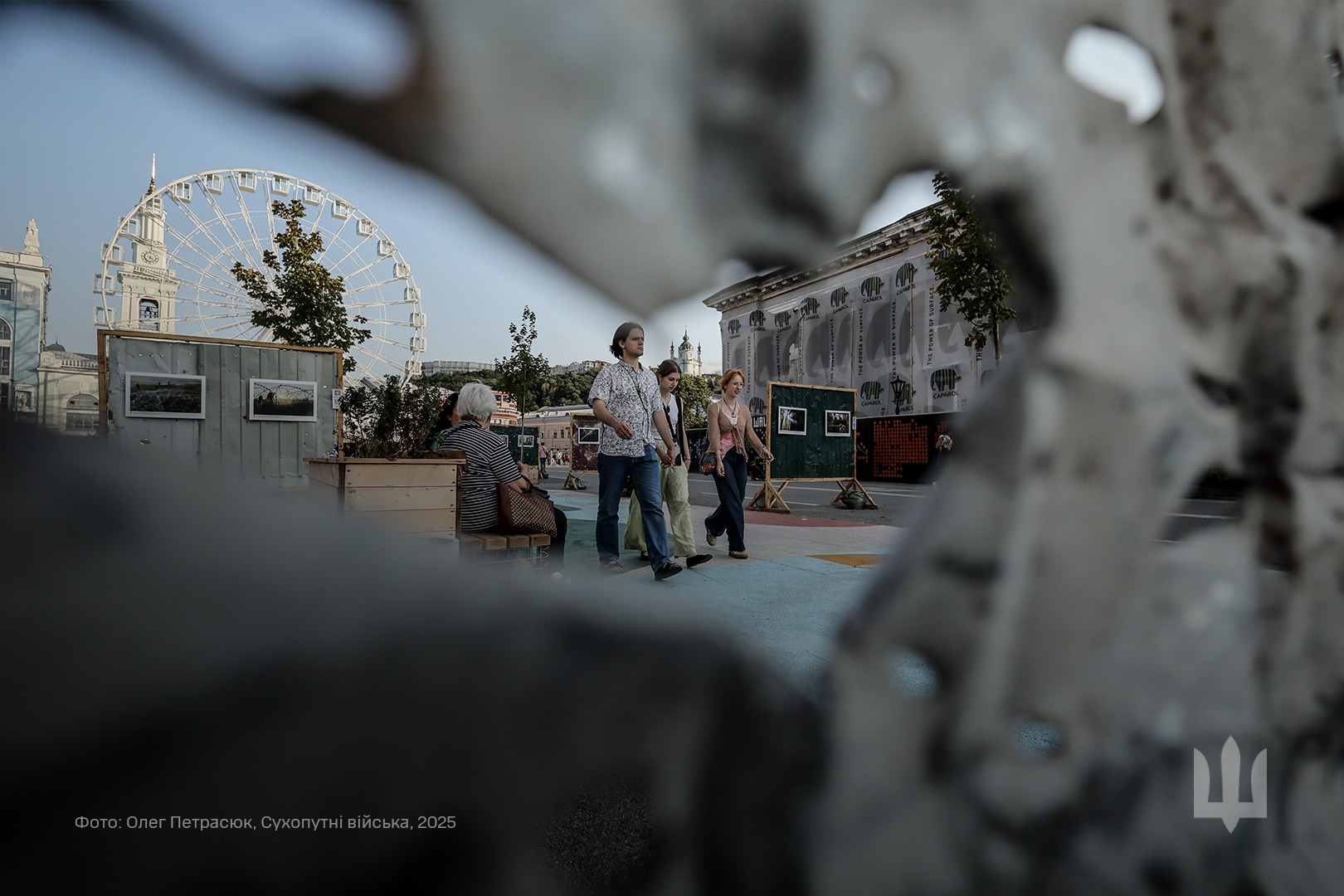 У Києві презентували фотовиставку-інсталяцію «Часів Яр. Вогнетривкі» - фото 9