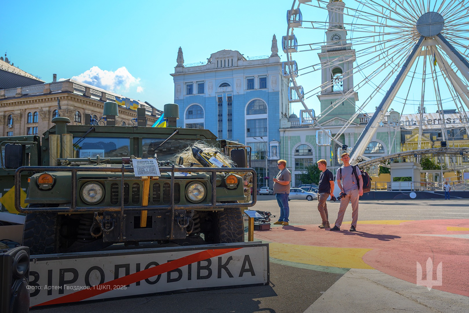У Києві презентували фотовиставку-інсталяцію «Часів Яр. Вогнетривкі» - фото 10