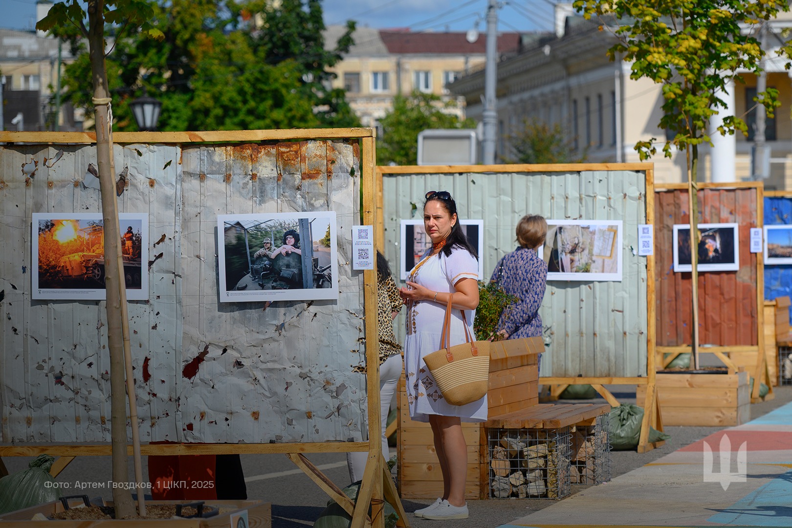 У Києві презентували фотовиставку-інсталяцію «Часів Яр. Вогнетривкі» - фото 11