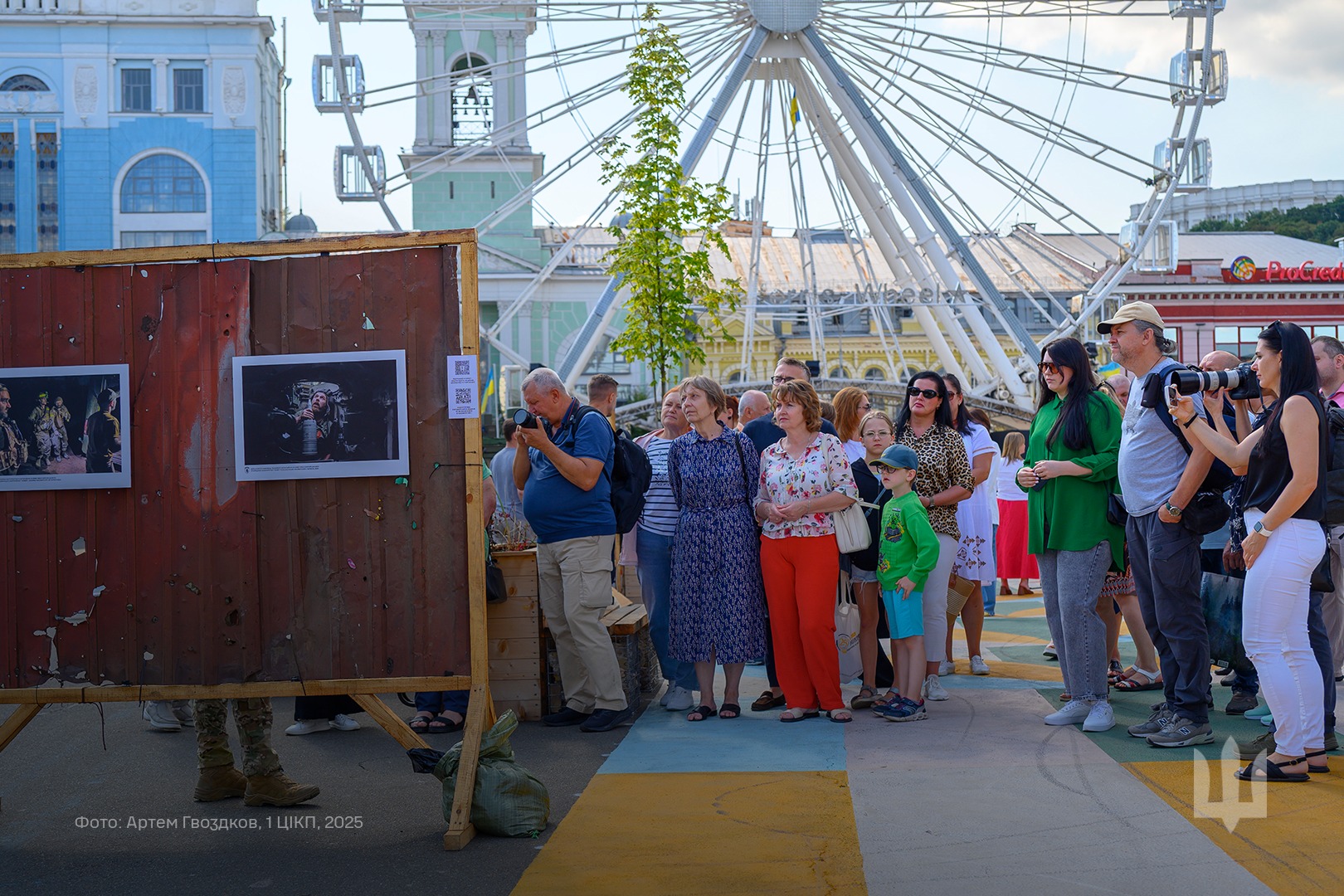 У Києві презентували фотовиставку-інсталяцію «Часів Яр. Вогнетривкі» - фото 12