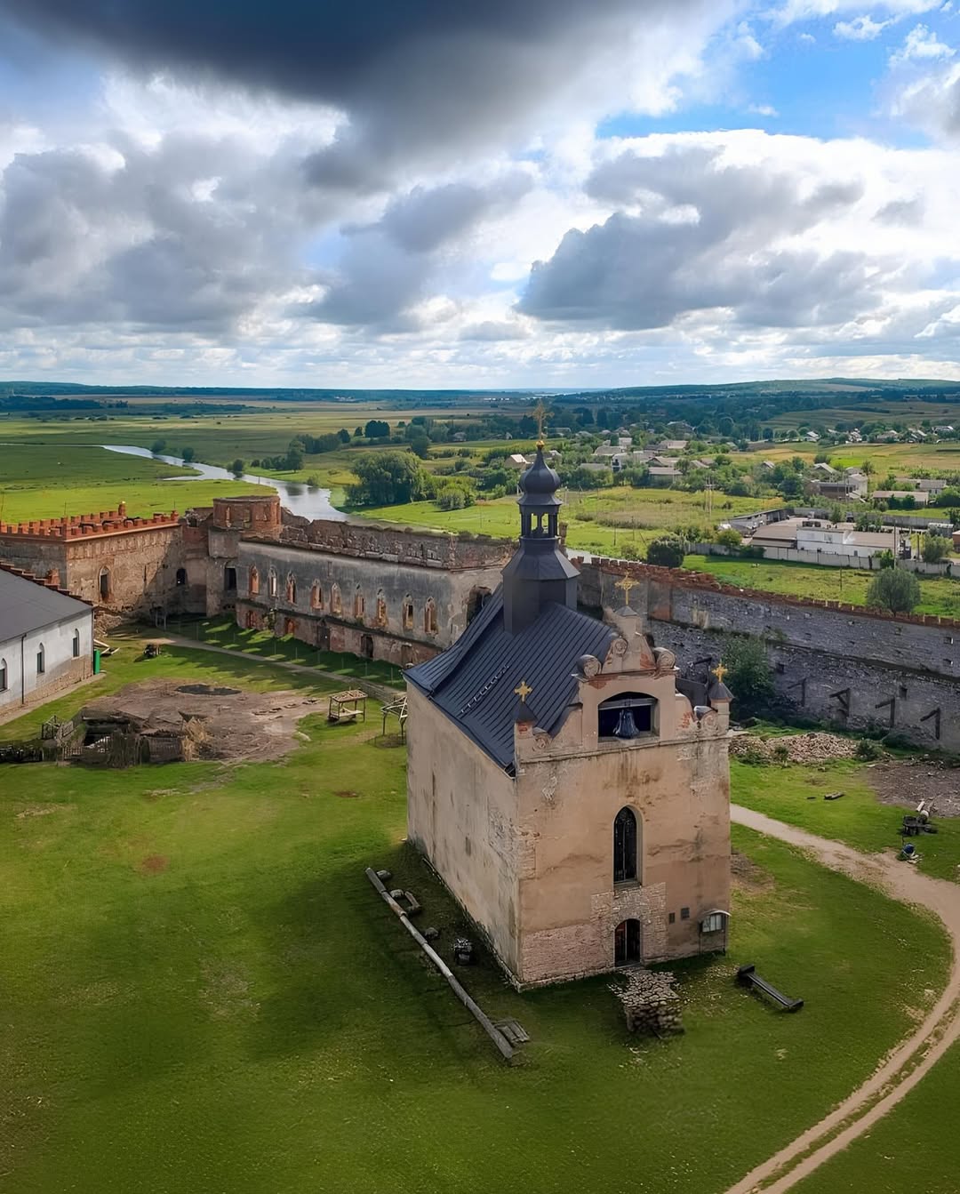 Меджибізька фортеця: цікаві факти про замок Білий лебідь - фото 2
