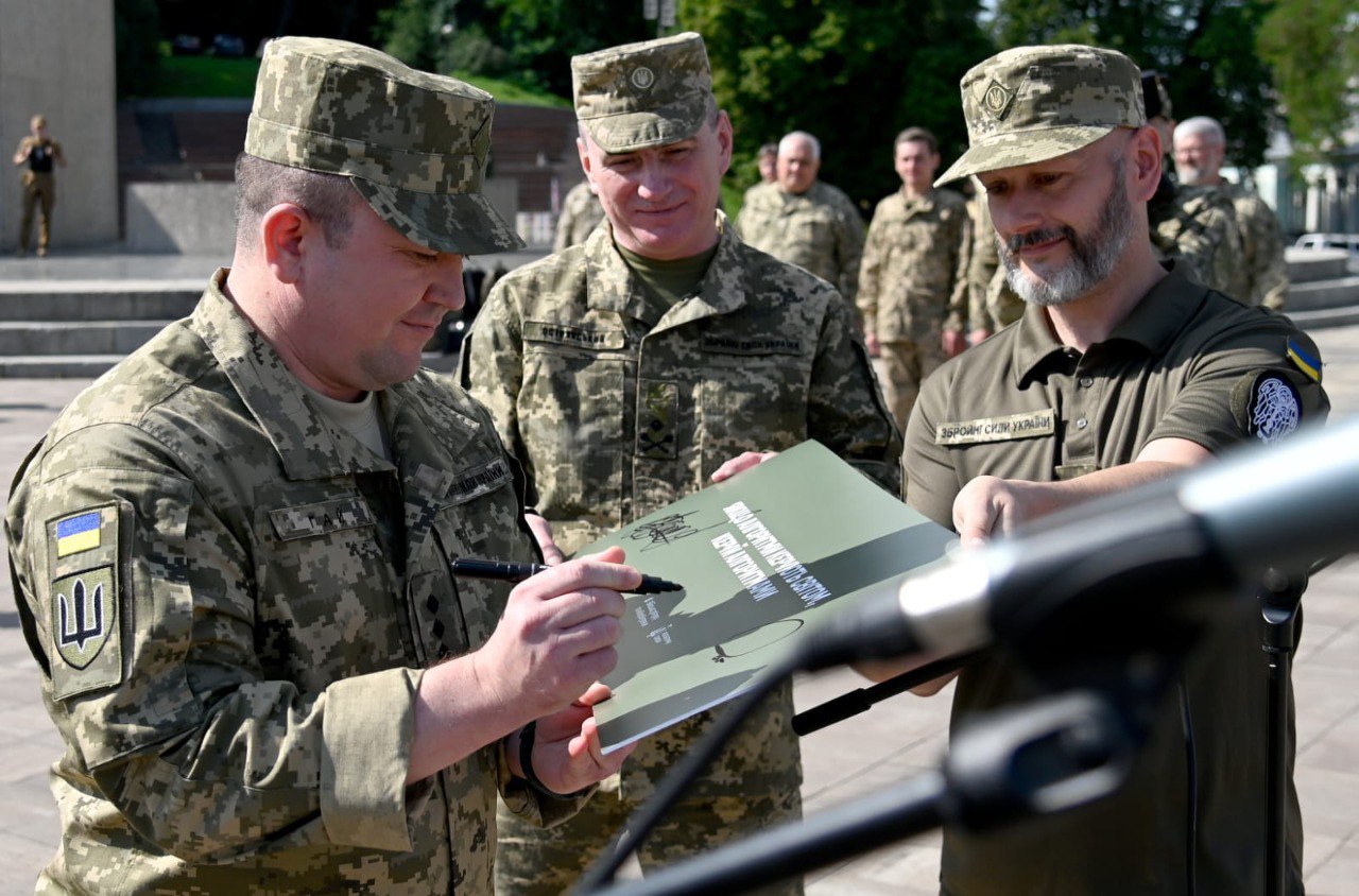 У Києві відкрили пам’ятний знак на честь Дня військ зв’язку та кібербезпеки ЗСУ - фото 2