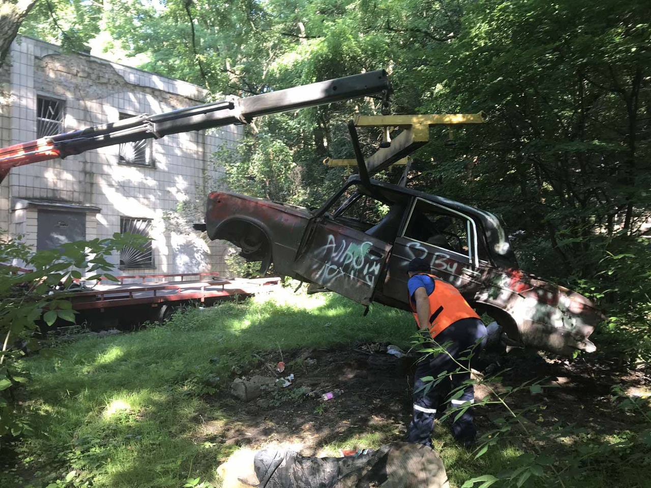 Київ продовжує очищення вулиць від покинутих  та пошкоджених автомобілів