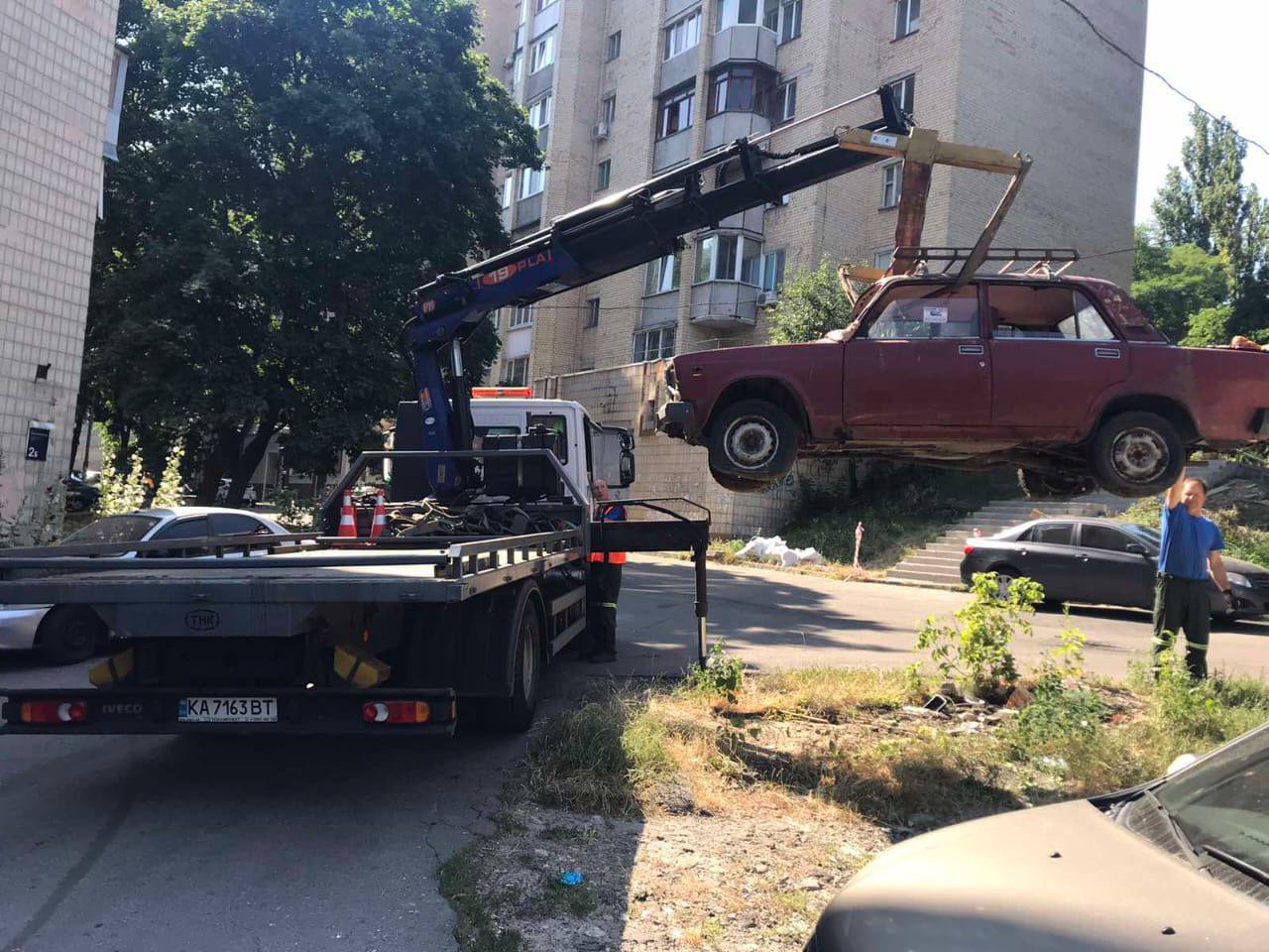 Київ продовжує очищення вулиць від покинутих  та пошкоджених автомобілів - фото 2