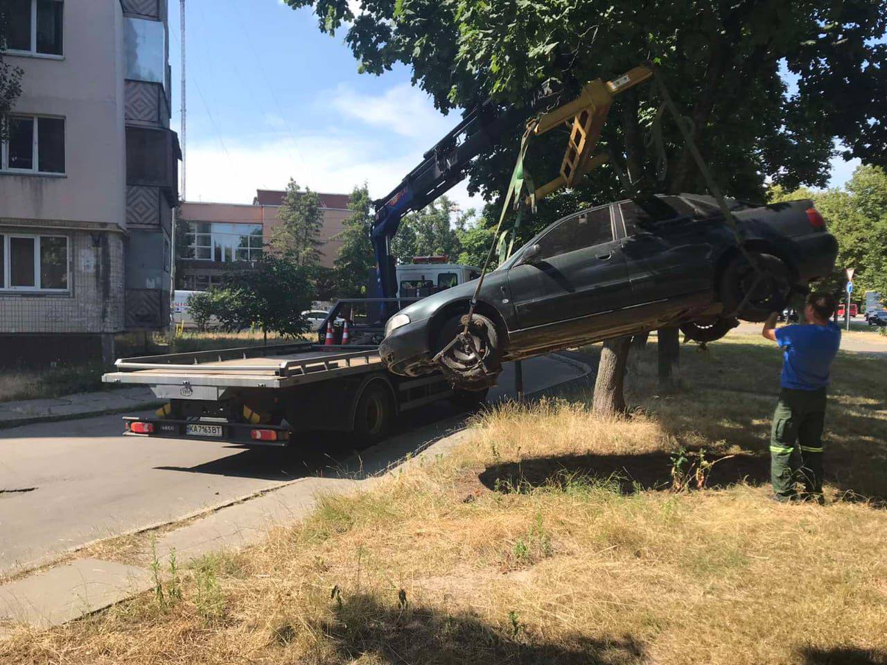 Київ продовжує очищення вулиць від покинутих  та пошкоджених автомобілів - фото 3