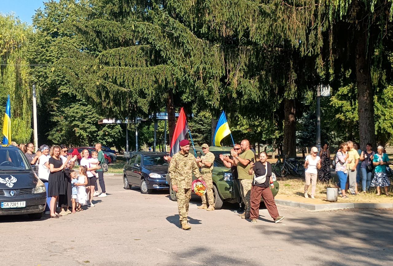 В громаді на Черкащині урочисто зустріли захисника, який понад 2 роки був у полоні - фото 2