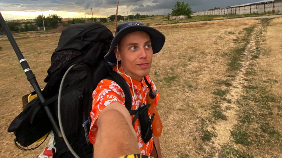 Пішки із Дніпра до Вінниці за 50 днів: про волонтера, який збирає кошти для поранених