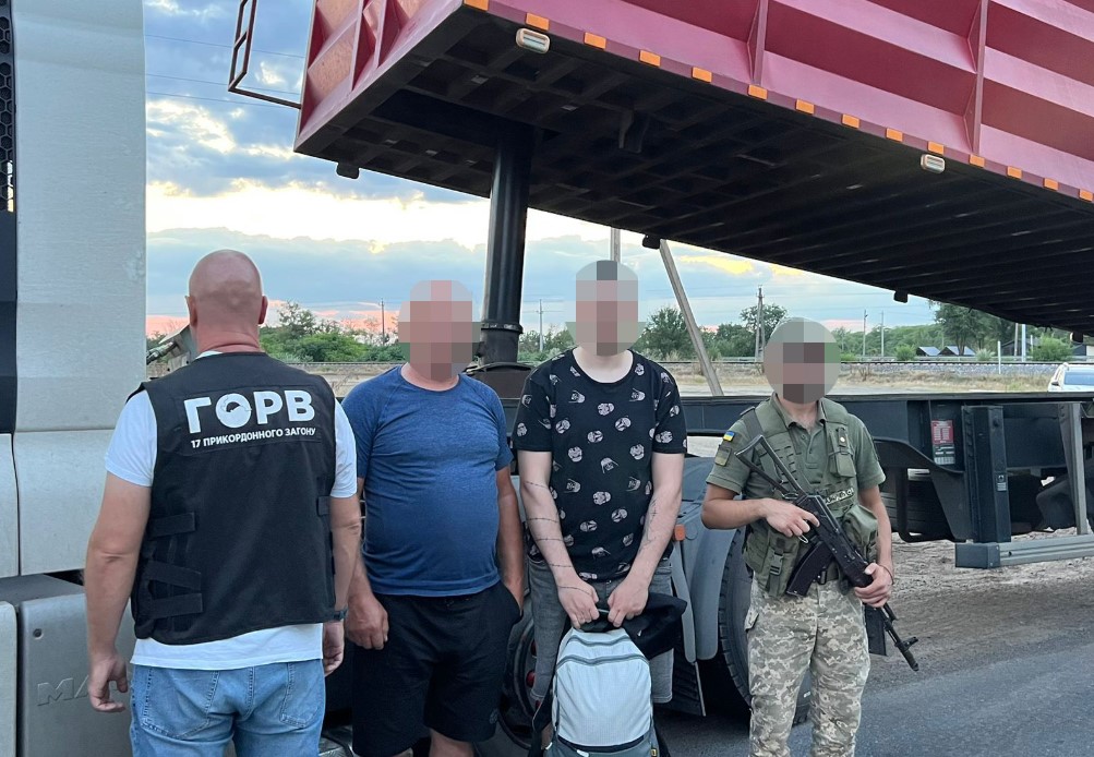 Трюк зі схованками: батько і син возили людей за кордон під причепами вантажівок