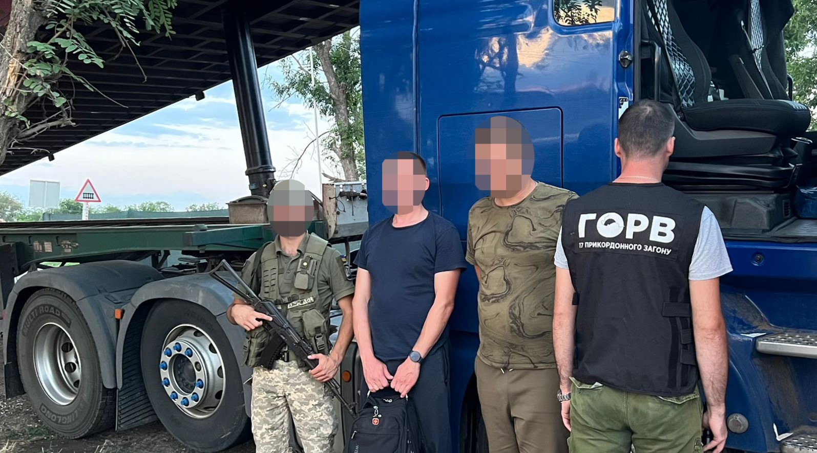 Трюк зі схованками: батько і син возили людей за кордон під причепами вантажівок - фото 2
