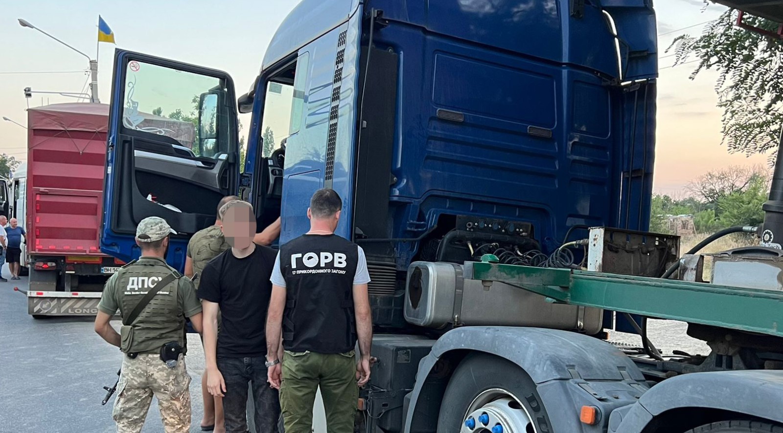 Трюк зі схованками: батько і син возили людей за кордон під причепами вантажівок - фото 3