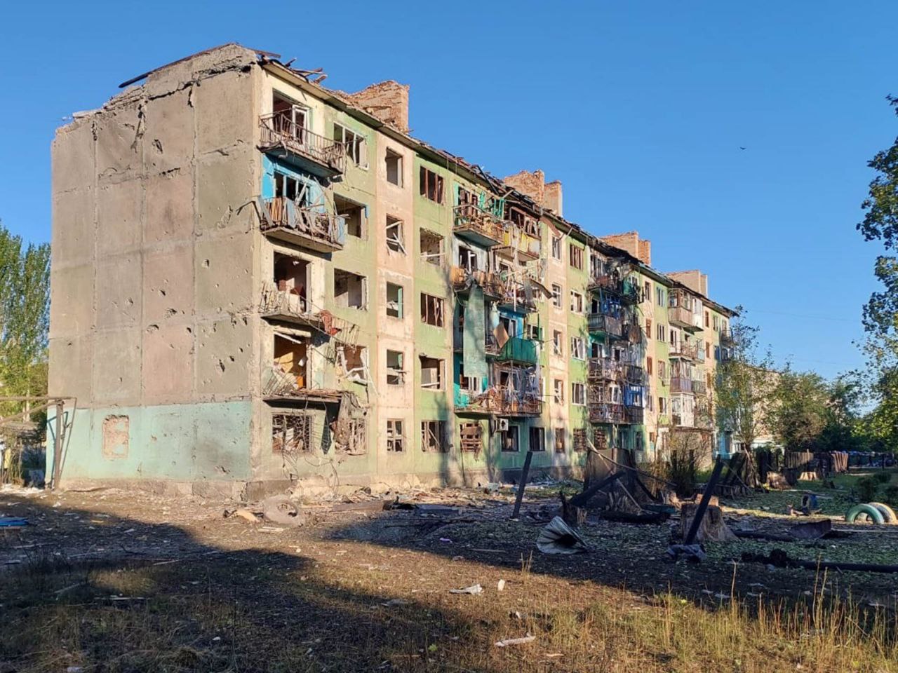 Російські бомби атакували житловий квартал на Донеччині: загинули люди - фото 3