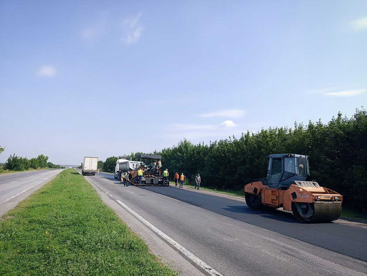 На Київщині тривають роботи з ремонту та очищення доріг - фото 2