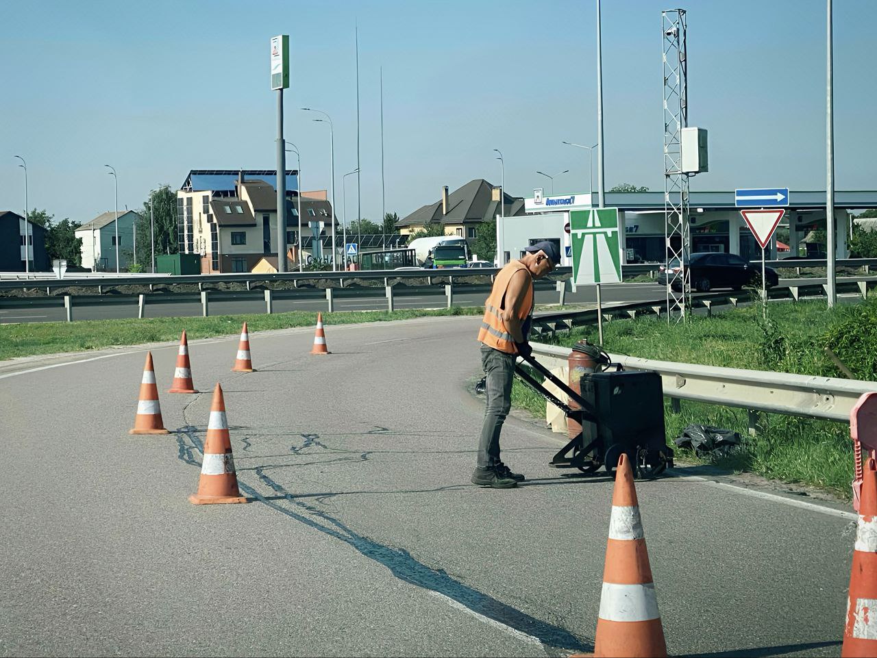 На Київщині тривають роботи з ремонту та очищення доріг
