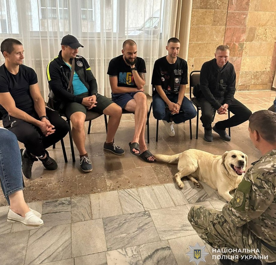 Поліцейські собаки, які пройшли навчання, допомагають відновлюватися ветеранам. Відео - фото 2