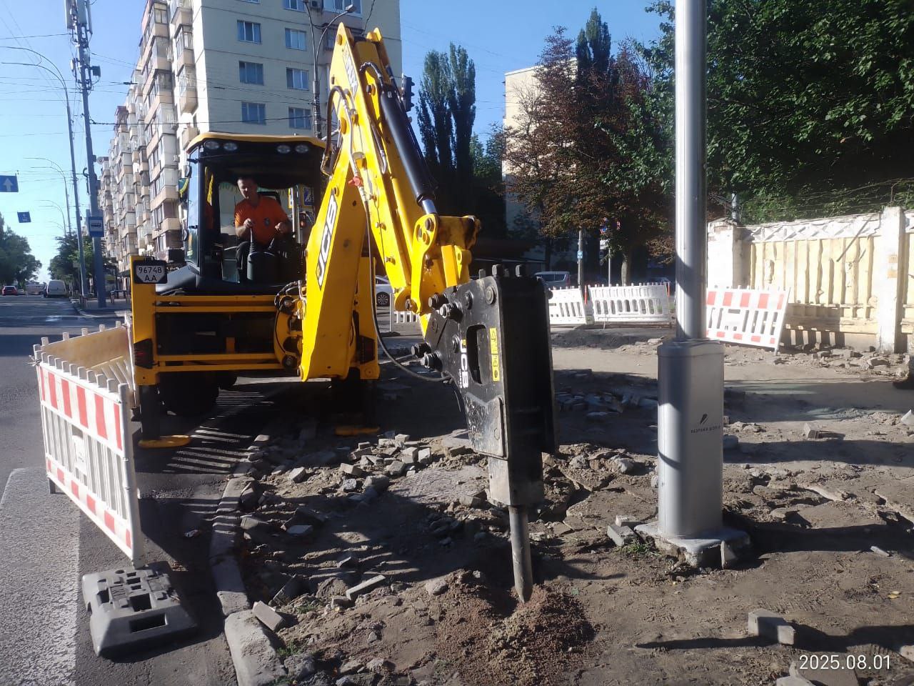 У столиці облаштовують безбар’єрний підхід до Головного військового госпіталя - фото 2