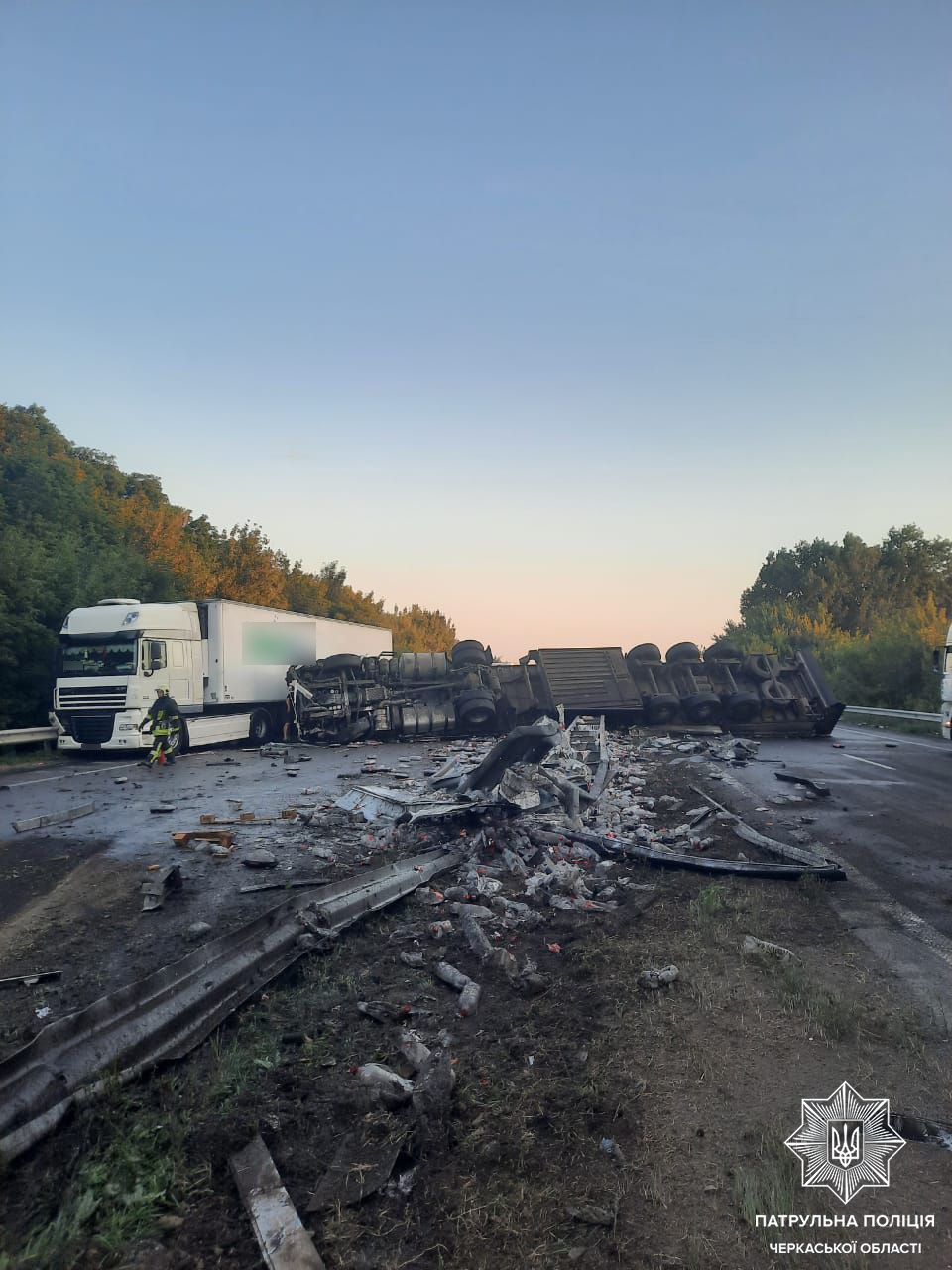Вантажівка із кока-колою перекинулася на трасі Київ — Одеса - фото 2