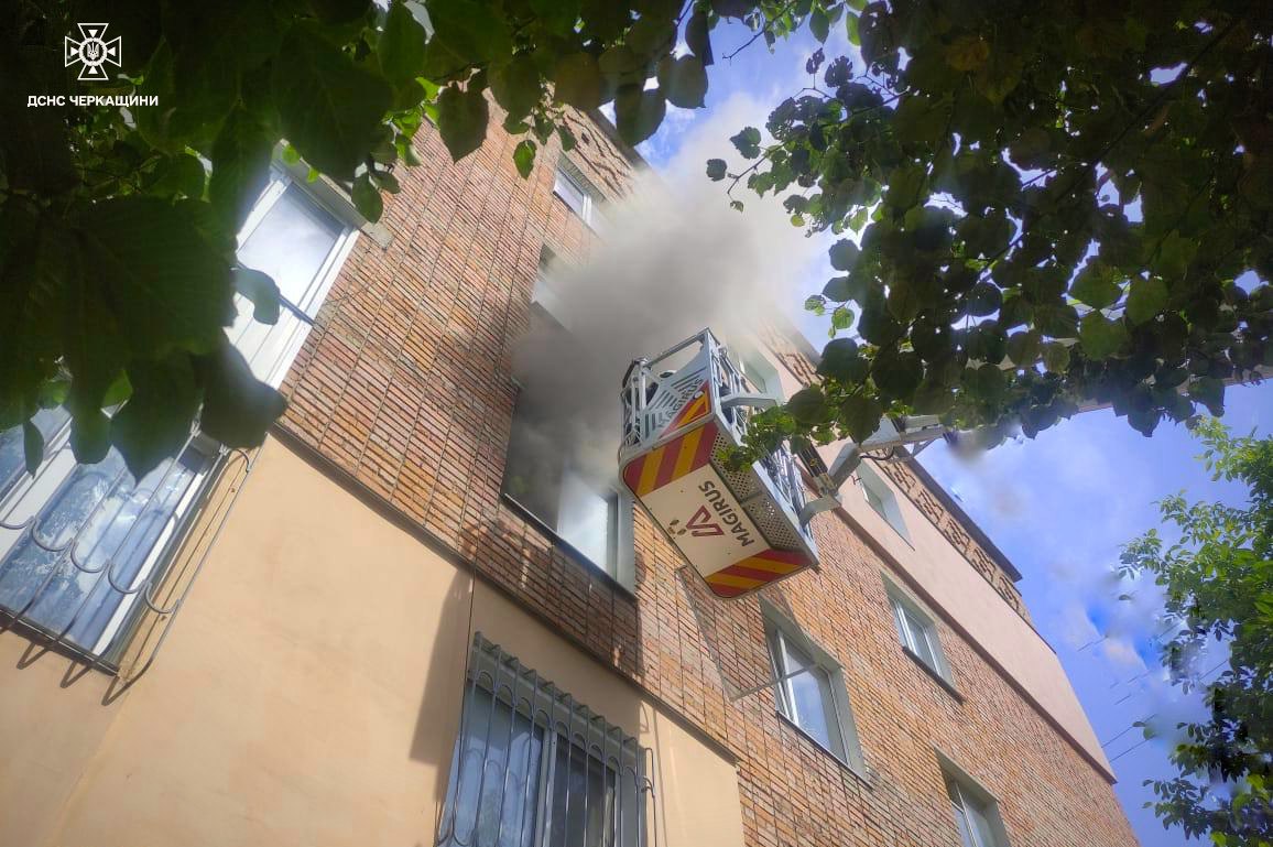 В Умані горіла квартира. ДСНСники врятували вагітну жінку