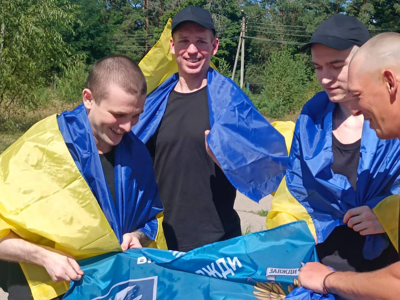 Відбувся обмін полоненими, повернули цивільних, яких РФ утримувала з 2014-го - фото 3