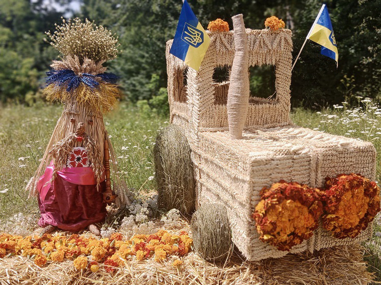 У громаді Вінниччини з колосків та трав майстрині створили незвичні композиції