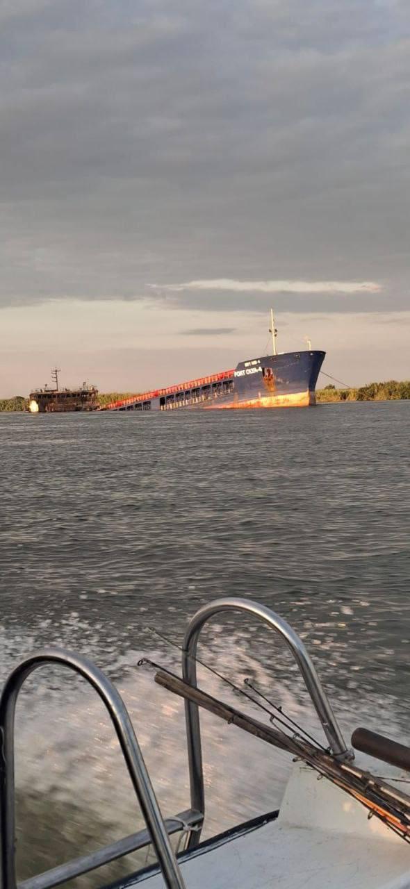 Публікують фото російського судна, що йде під воду після українського удару