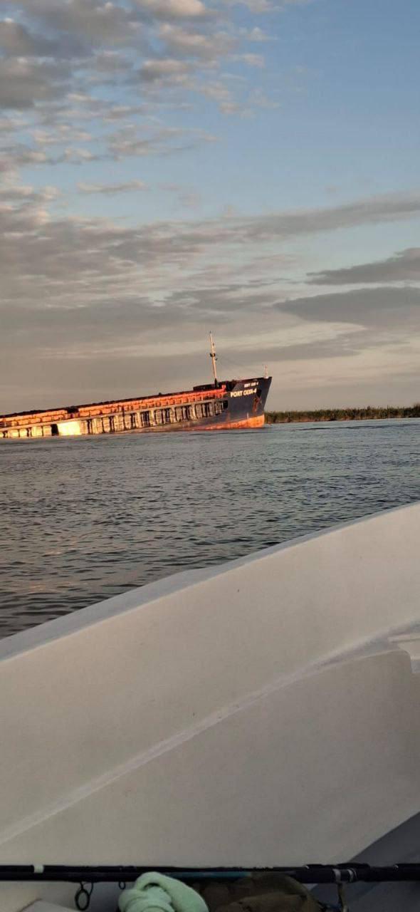Публікують фото російського судна, що йде під воду після українського удару - фото 2