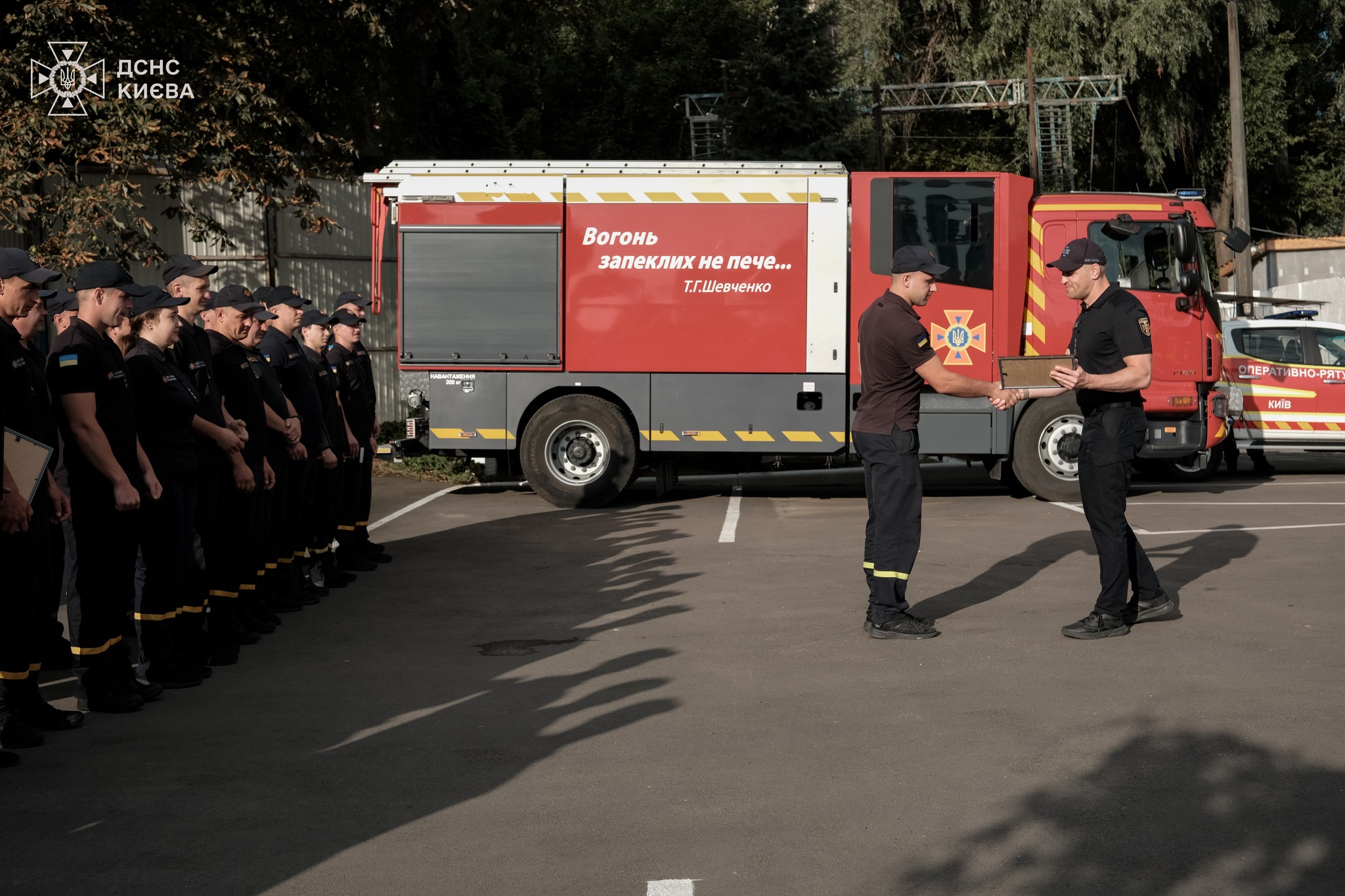 Київських рятувальників відзначили нагородами за мужність у виконанні завдань - фото 2