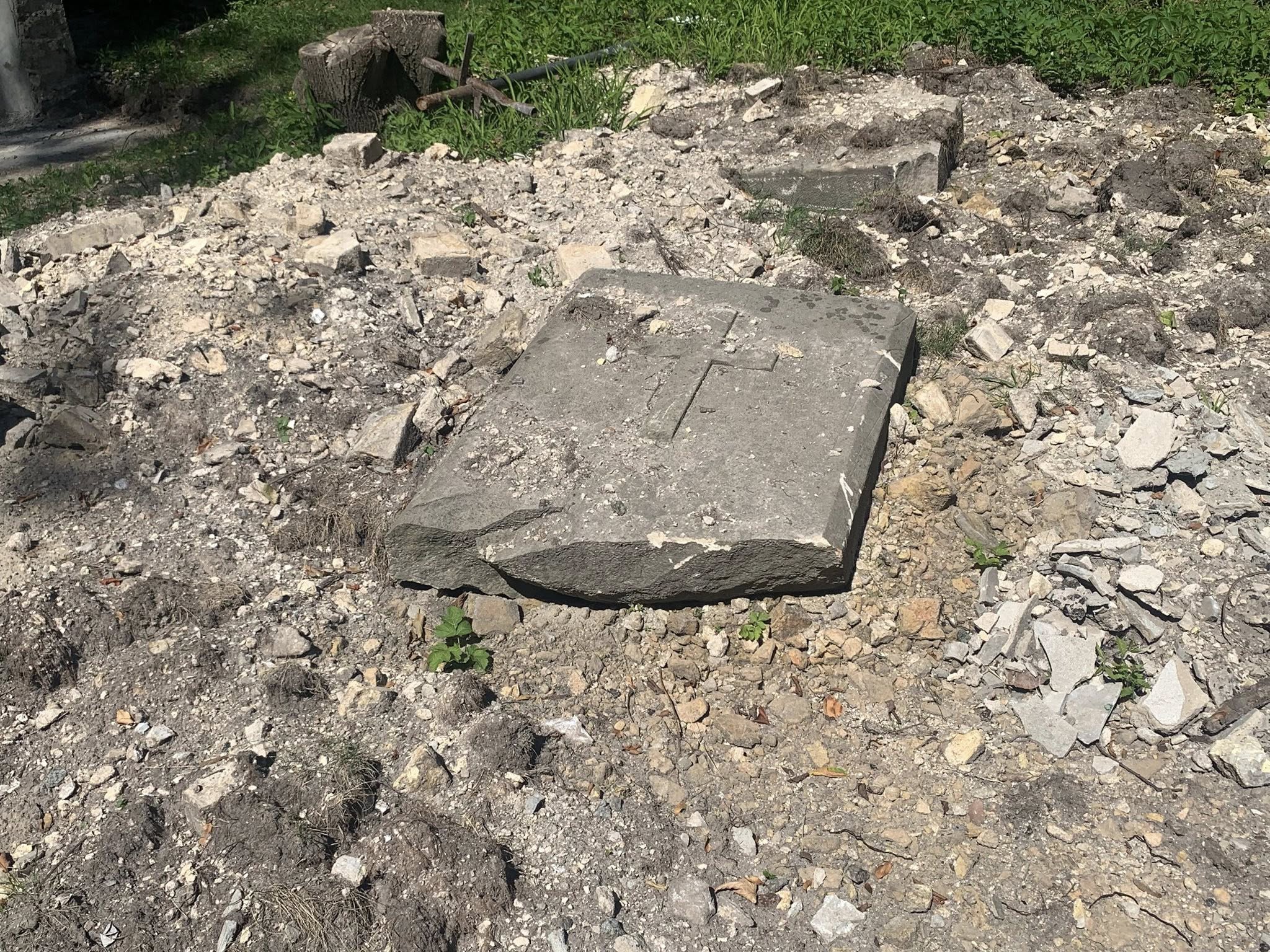 На Байковому кладовищі понівечили могилу відомого доктора медицини - фото 2