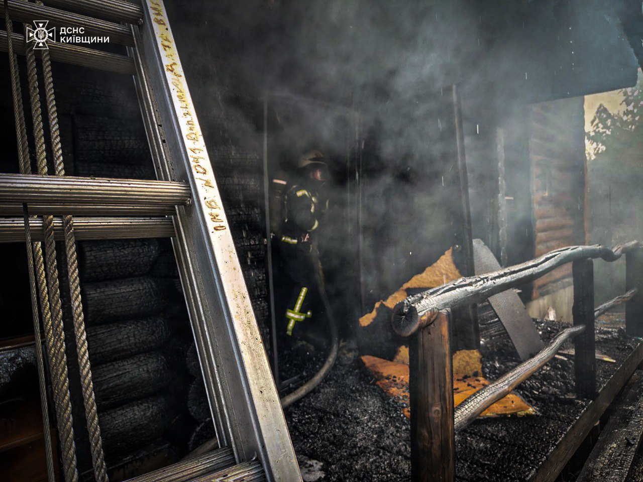 На Київщині ліквідували пожежу у приватному будинку: постраждали діти - фото 3