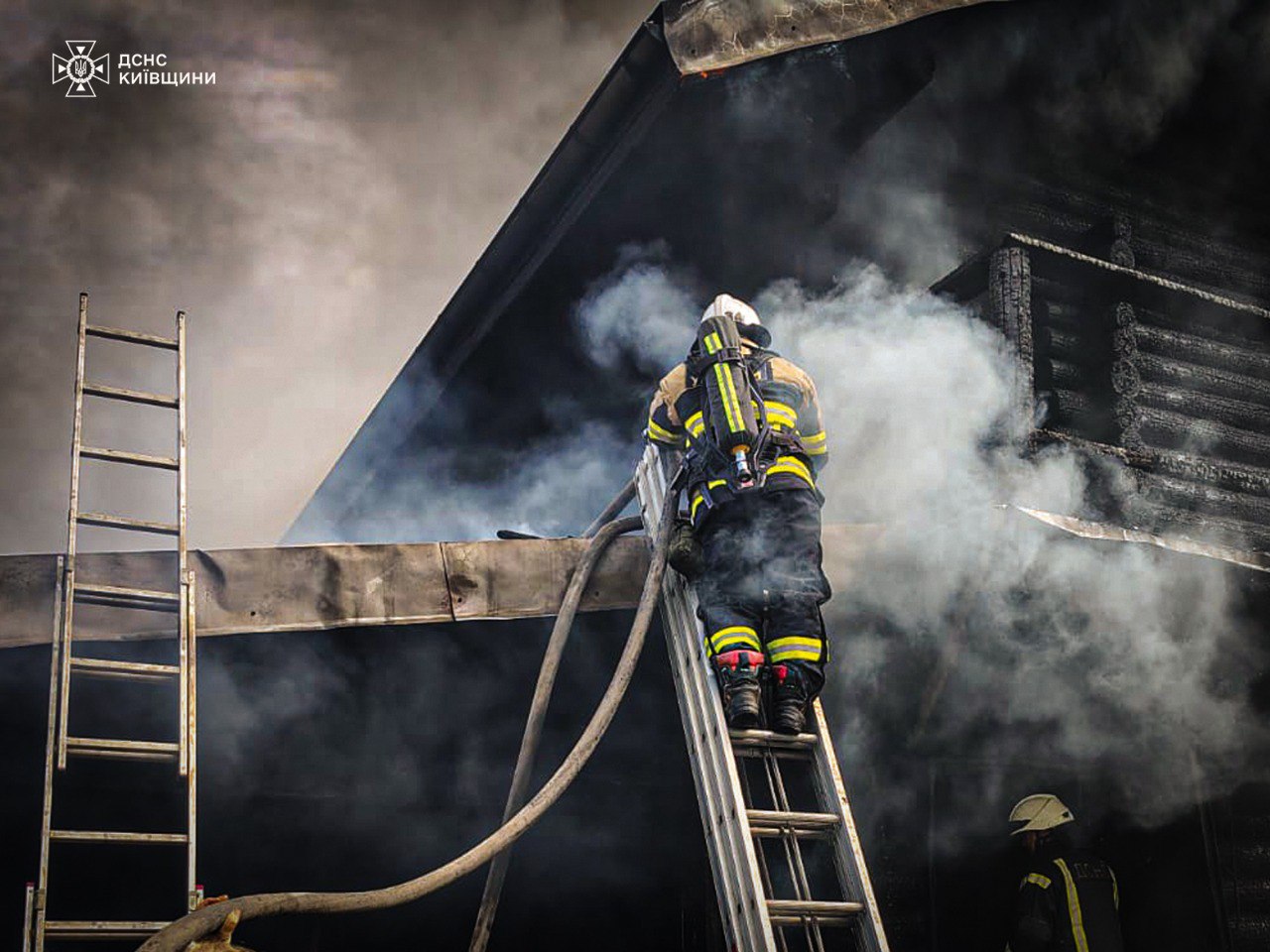 На Київщині ліквідували пожежу у приватному будинку: постраждали діти