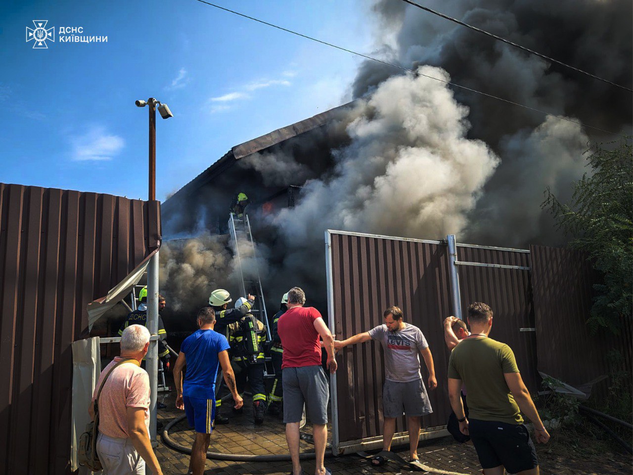 На Київщині ліквідували пожежу у приватному будинку: постраждали діти - фото 2