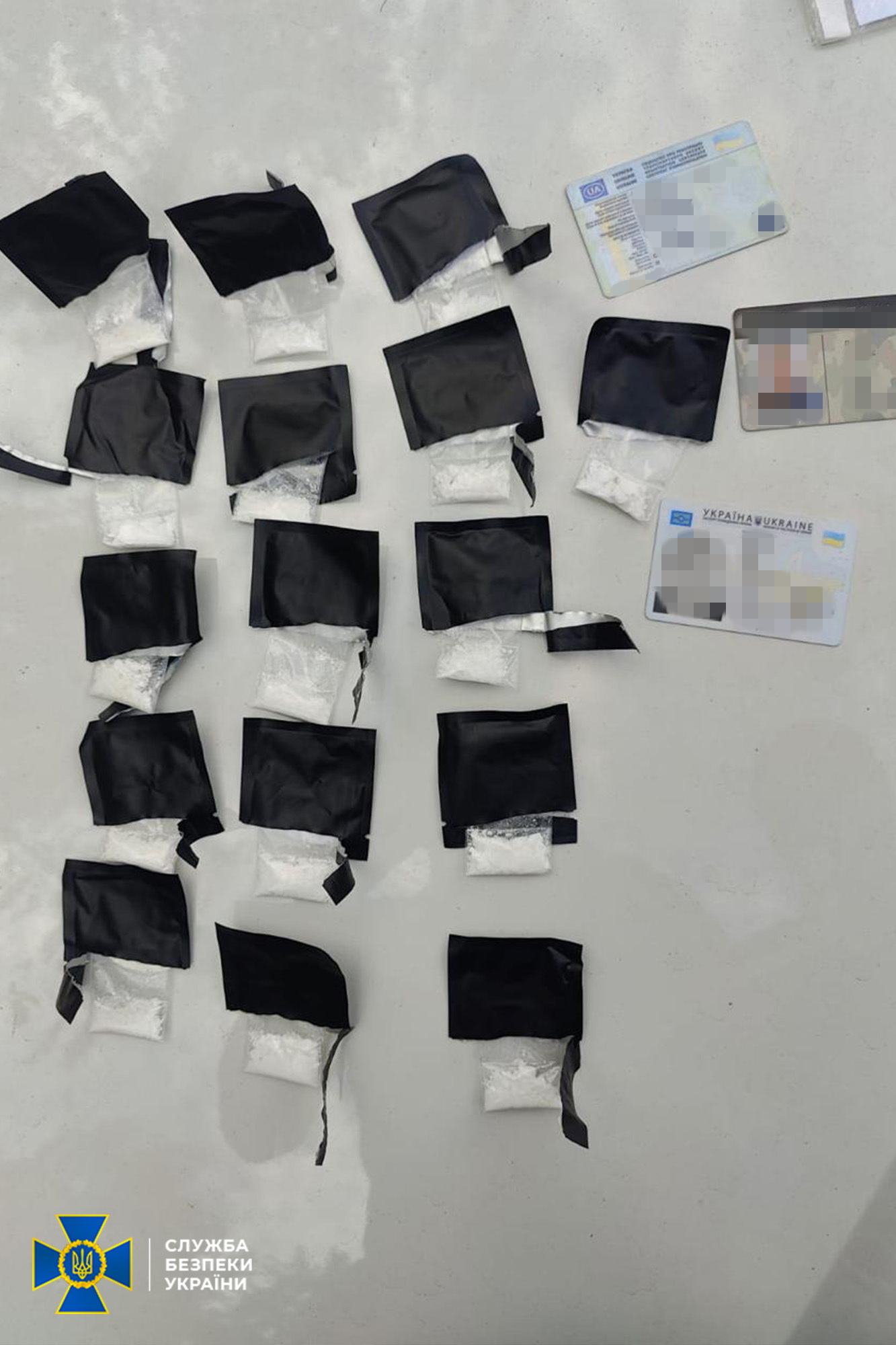 Кокаїн, перевірка на поліграфі та кур’єри по всій країні: силовики ліквідували міжнародний канал збуту наркотиків