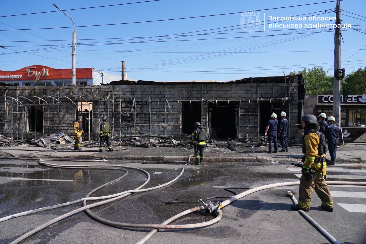 Росіяни вдарили балістикою по Запоріжжю: у мережі публікують фото пожежі у торговельних павільйонах - фото 7