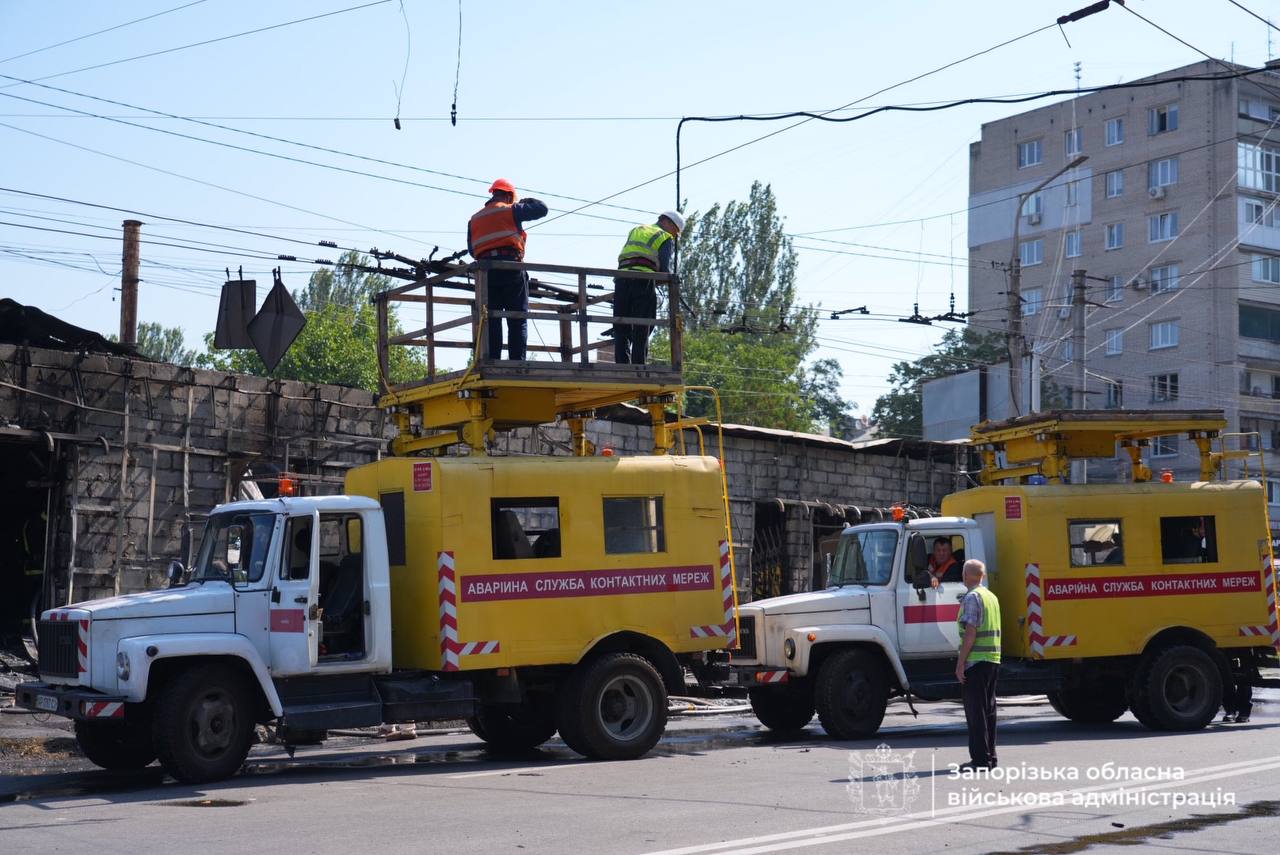 Росіяни вдарили балістикою по Запоріжжю: у мережі публікують фото пожежі у торговельних павільйонах - фото 6
