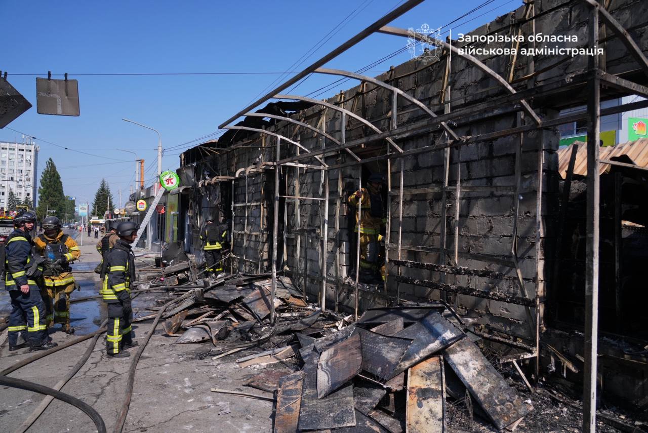 Росіяни вдарили балістикою по Запоріжжю: у мережі публікують фото пожежі у торговельних павільйонах - фото 3