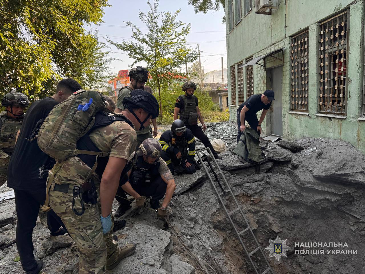 Росіяни вдарили балістикою по Запоріжжю: у мережі публікують фото пожежі у торговельних павільйонах - фото 9
