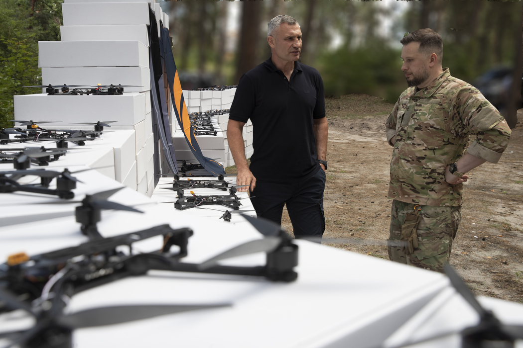 Кияни передали бійцям 3-го армійського корпусу ЗСУ 6 тисяч БпЛА