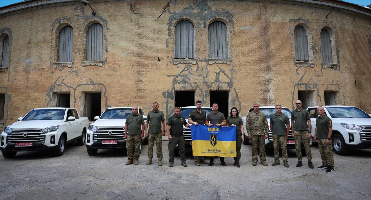 Київщина передала п’ять пікапів підрозділу 429-го окремого полку безпілотних систем «Ахіллес» - фото 2