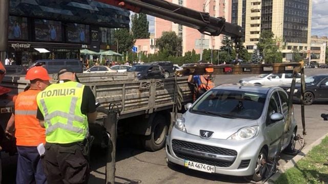 Евакуювали авто в Києві: куди дзвонити і як повернути машину