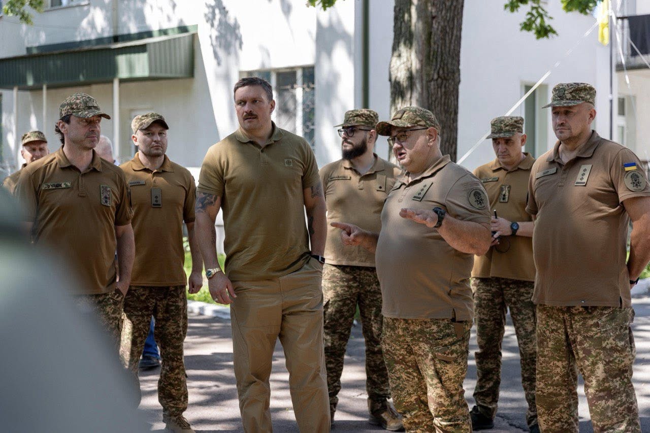 Олександр Усик відвідав поранених нацгвардійців у медцентрі НГУ - фото 5