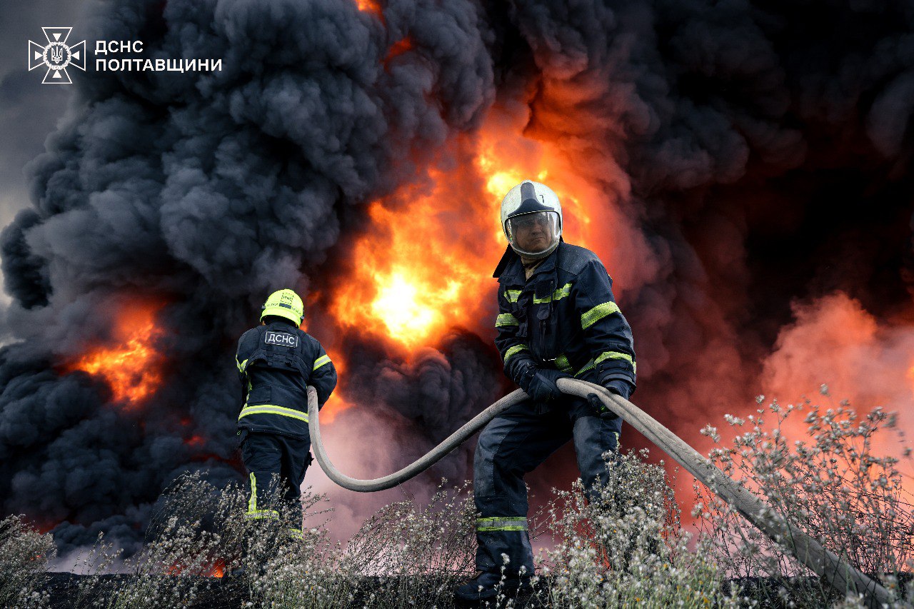 Другий день на Полтавщині гасять велику пожежу, що виникла після обстрілу - фото 2