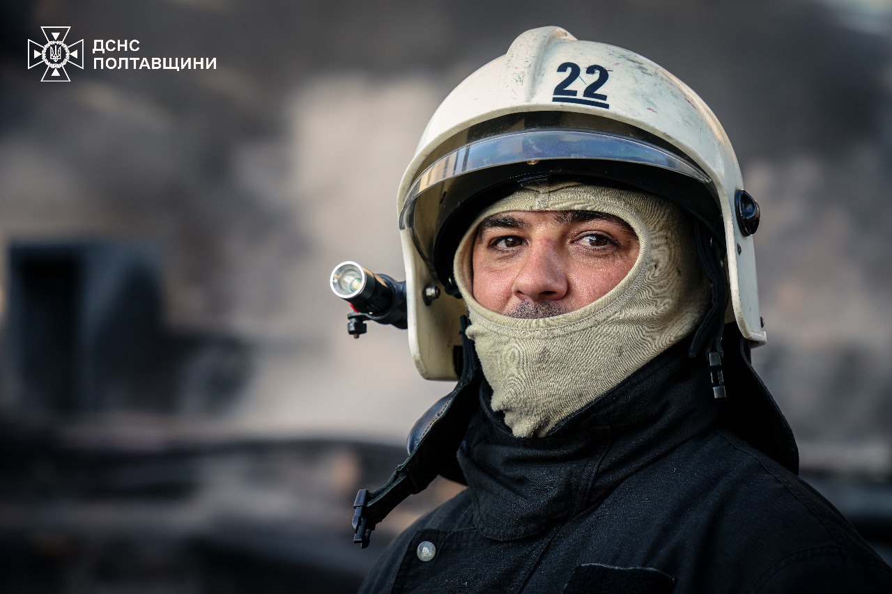 Другий день на Полтавщині гасять велику пожежу, що виникла після обстрілу - фото 4