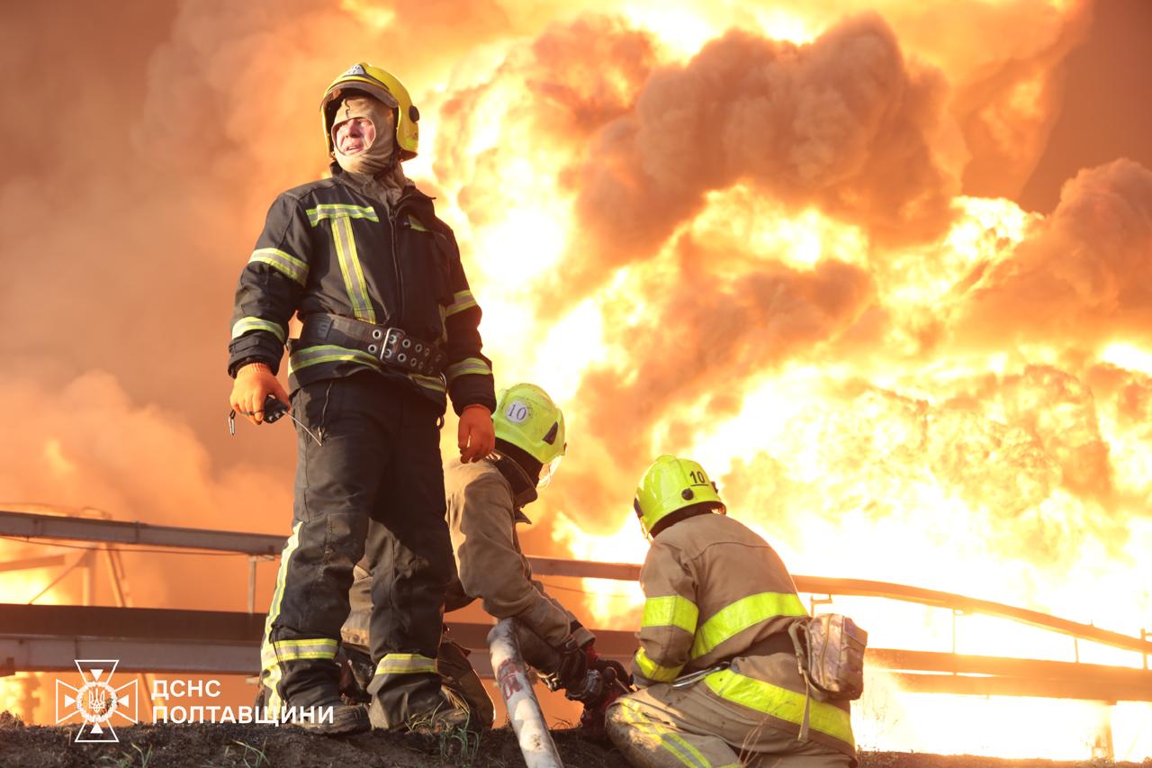 Другий день на Полтавщині гасять велику пожежу, що виникла після обстрілу - фото 5