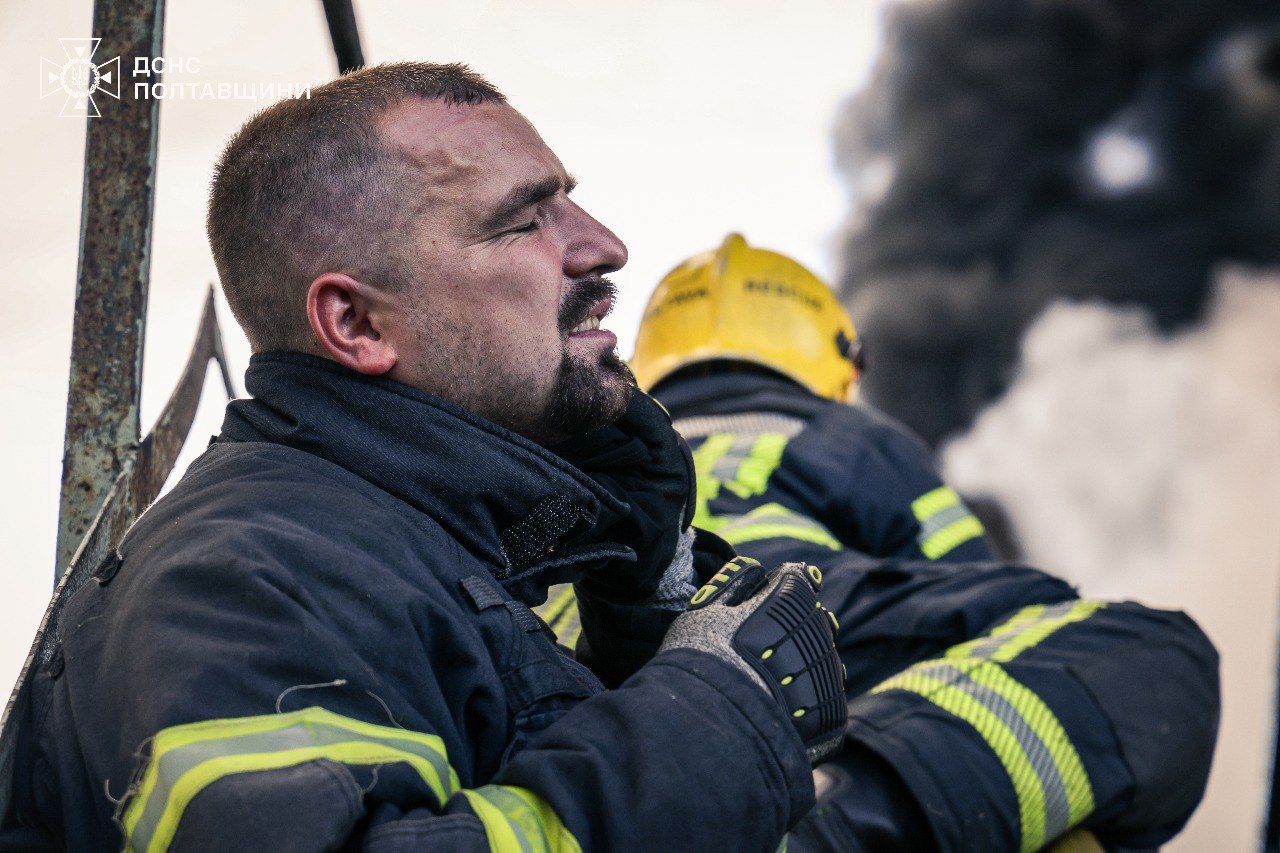 Другий день на Полтавщині гасять велику пожежу, що виникла після обстрілу - фото 6