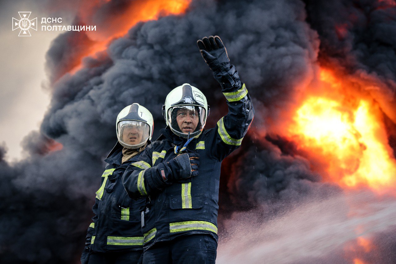 Другий день на Полтавщині гасять велику пожежу, що виникла після обстрілу - фото 8