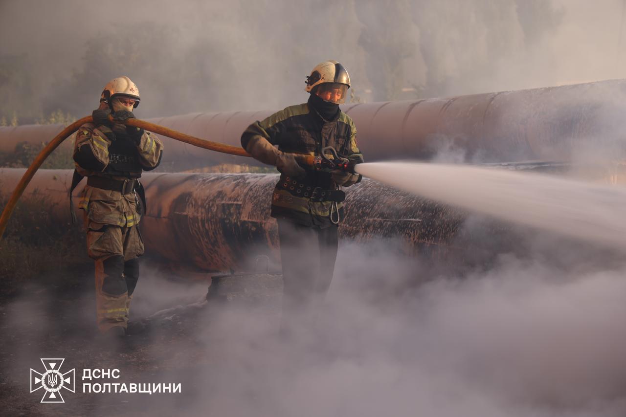 Другий день на Полтавщині гасять велику пожежу, що виникла після обстрілу - фото 9