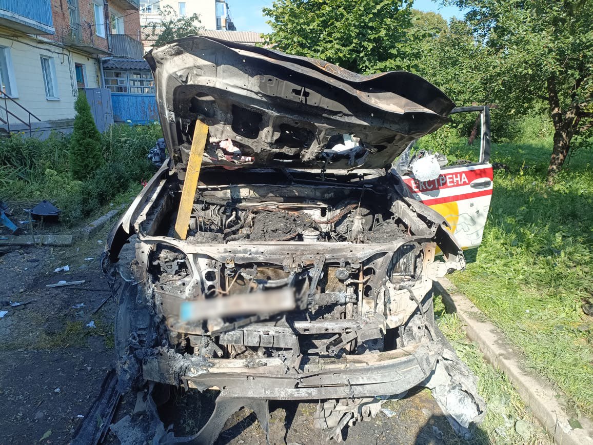 Прицільним ударом росіяни знищили автомобіль медиків на Сумщині
