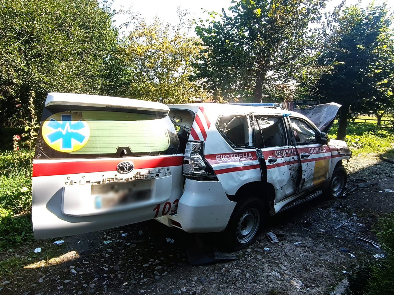 Прицільним ударом росіяни знищили автомобіль медиків на Сумщині - фото 2