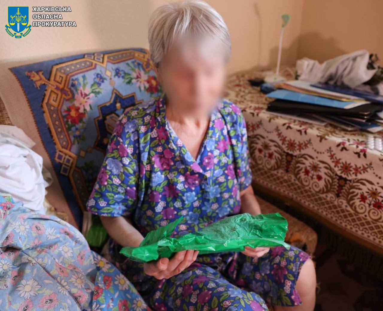 У Харкові група чоловіків напали на матір військового, зв’язали її та заклеїли рот