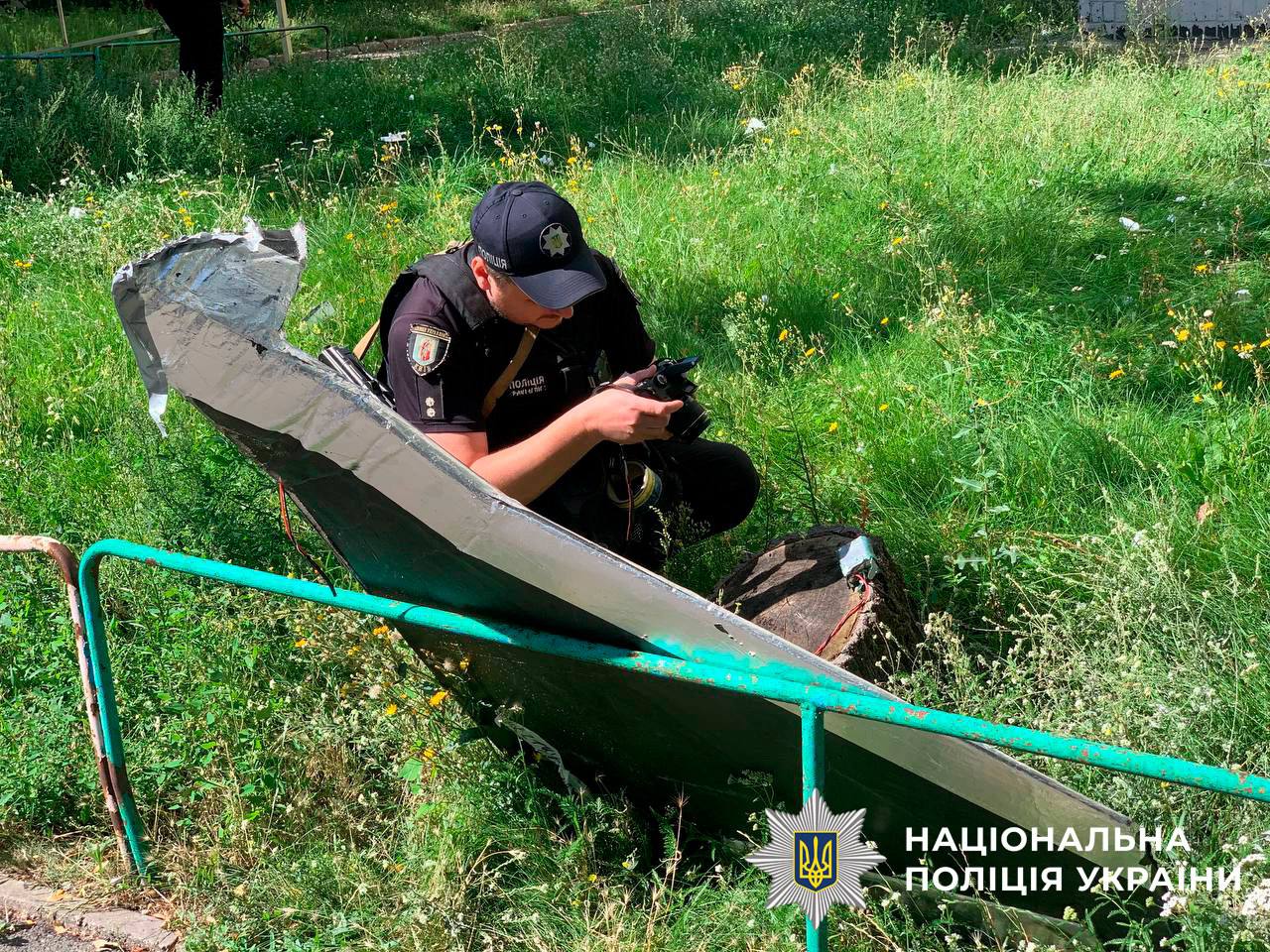 Уламки ворожого безпілотника в Києві впали біля багатоповерхівки - фото 2